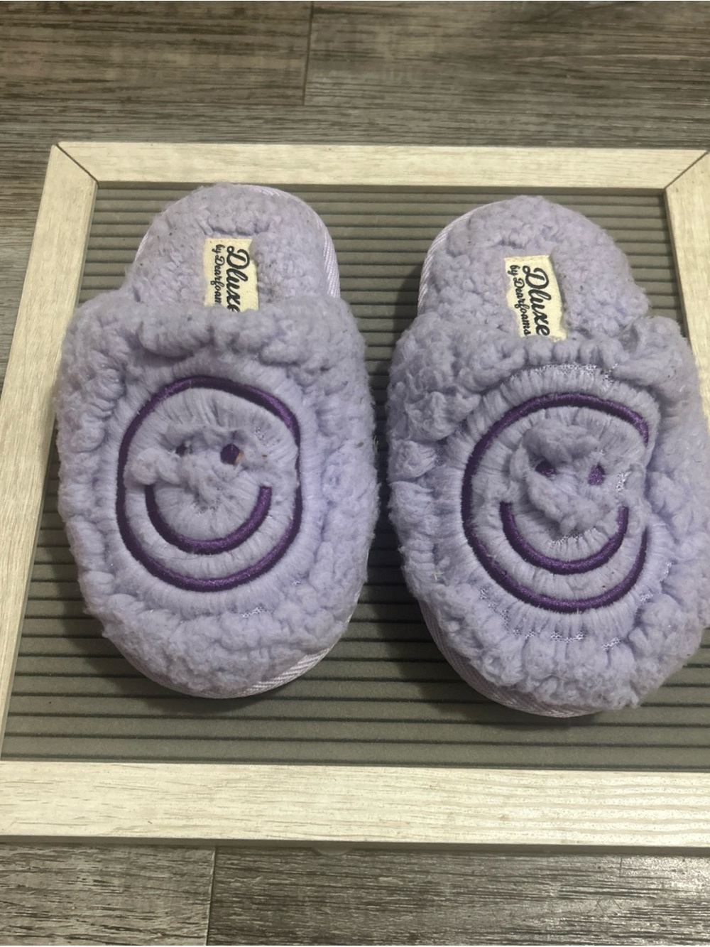 dearfoams Lavender Plush Smiley Kids Slippers size 6/7